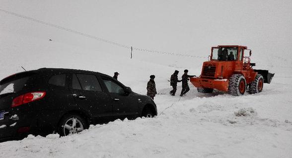 因暴雪断通的新藏公路恢复畅通