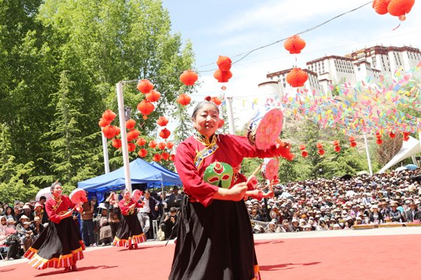 西藏各族群众载歌载舞庆祝西藏和平解放62周年