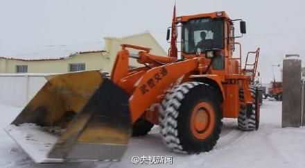 西藏219国道突降暴雪见度不足10米 73人被困