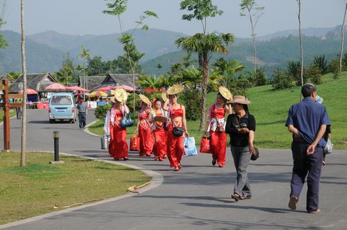 西双版纳热带植物园内的欢乐傣族年