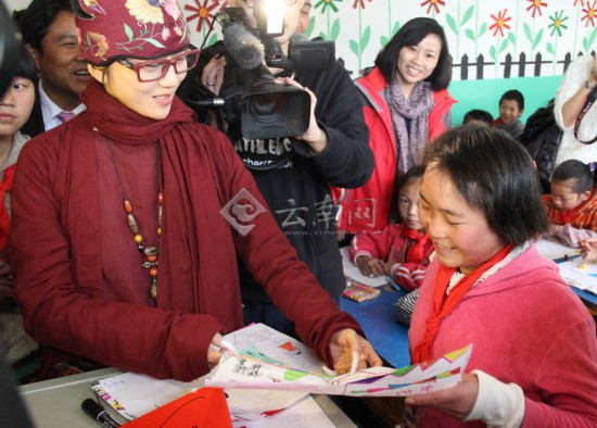 杨丽萍金飞豹邀请德馨学校孩子们看演出（组图）