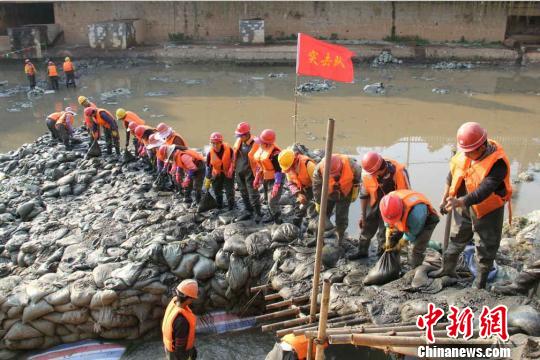 昆明入滇河道盘龙江“大扫除” 将清淤18万方