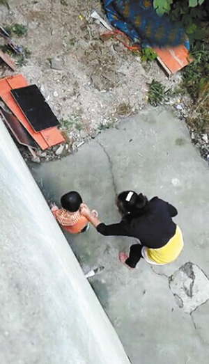 疑云南一女子踢打孩子被拍视频网友称要“人肉”她