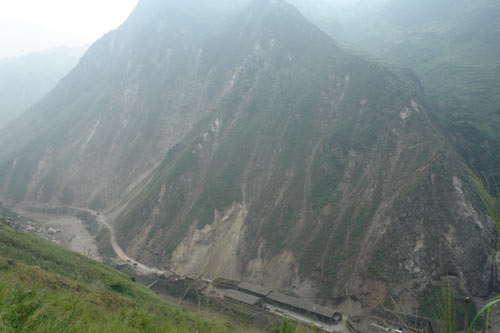 云南昭通彝良地震第三天：山石还时有滑落