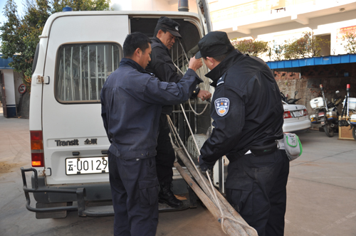 心系群众修建爱民路 警民共建话和谐春运