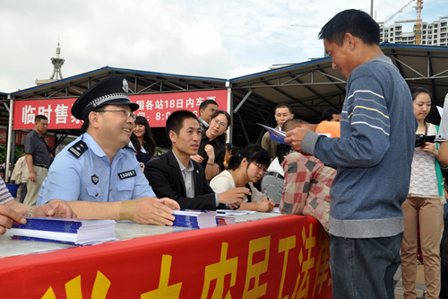 路地联合教农民工用法律维权