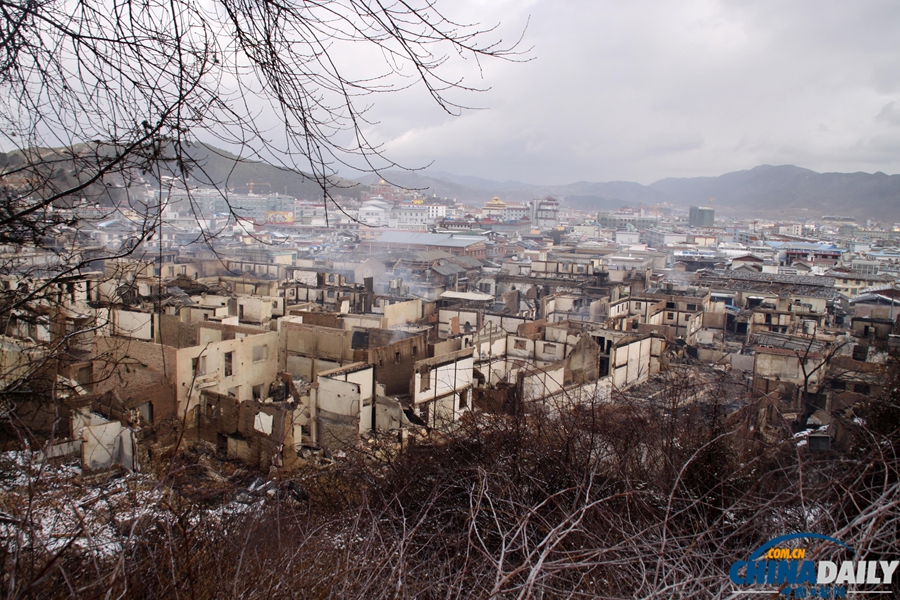 香格里拉独克宗古城灾后一片废墟 驻地警民紧张投入灾后清理工作