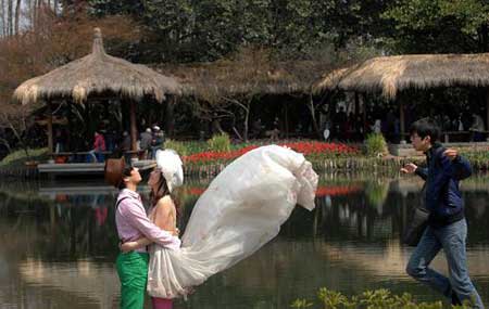 杭州：新人扎堆拍婚纱照