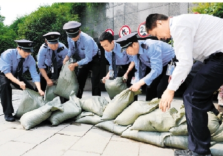 三轮暴雨持续袭浙 各地保生产防水患