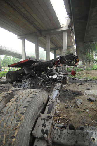杭州钱江三桥辅桥部分桥面塌落 一辆重型车坠落