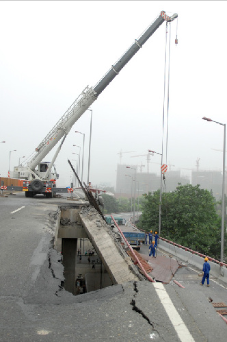 杭州钱江三桥辅桥部分桥面塌落 一辆重型车坠落