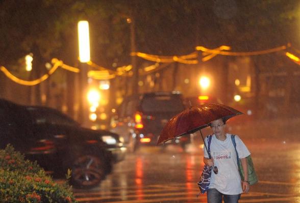 “天秤”逼近 台湾多地大雨