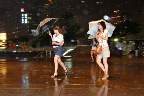 “天秤”逼近 台湾多地大雨