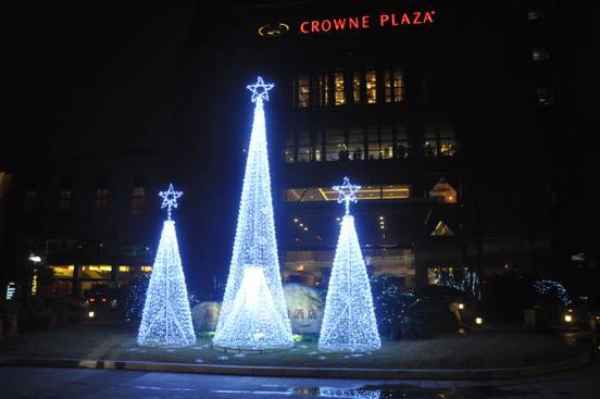 杭州海外海皇冠假日酒店举行圣诞点灯仪式吸引市民们前往