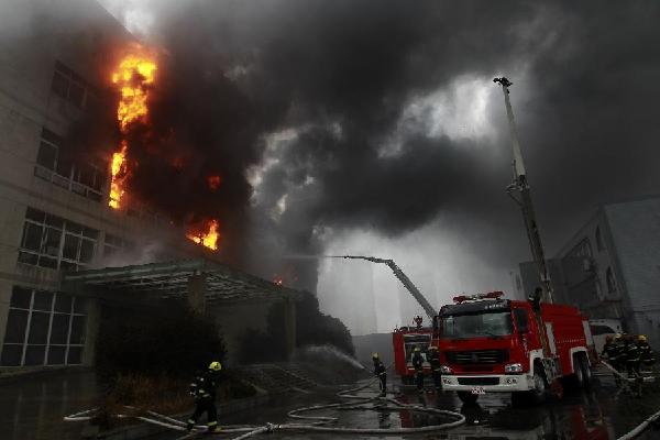 平湖一箱包厂发生大火 现场浓烟滚滚