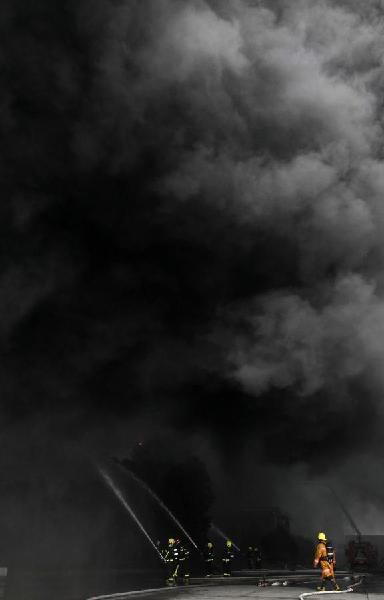 平湖一箱包厂发生大火 现场浓烟滚滚