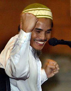 Indonesians applaud smiling bomber's death sentence