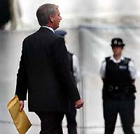 Embattled Blair faces dead UK scientist inquiry 