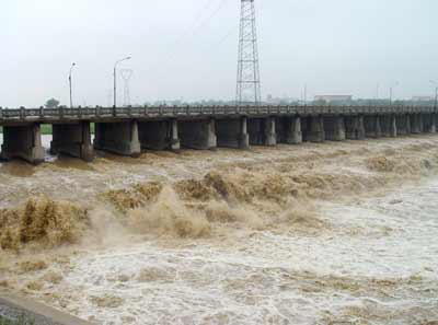 Flood forces 100,000 to evacuate