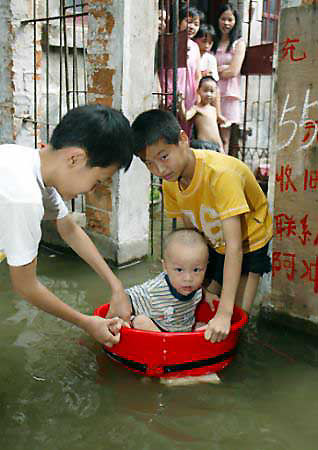 Typhoon Imbudo hits Guangdong, Hainan
