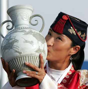 South Korea's Grace Park kisses a trophy after she won the CJ Nine Bridges Classic, a U.S. LPGA tour event at the Nine Bridges Golf Club in north Cheju county on Cheju Island, about 500 km (310 miles) south of Seoul October 31, 2004. [Reuters]