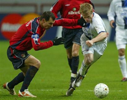 Chelsea's Damien Duff, center, fights for the ball with CSKA Moscow's Sergey Ignashevich during their UEFA Champions League match in Moscow, Tuesday Nov. 2, 2004. [AP]