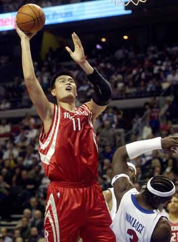 Houston Rockets center Yao Ming (11) fouls Detroit Pistons center Ben Wallace in the first half of the Pistons season home opener at the Palace in Auburn Hills, Michigan, November 2, 2004. [Reuters]