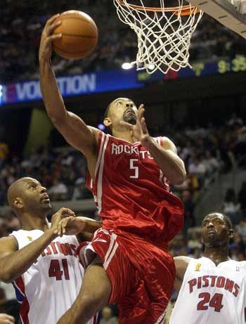 Houston Rockets forward Juwan Howard (5) goes for the basket over Detroit Pistons forward Elden Campbell (41) and forward Antonio McDyess (24) in the first half of the Pistons season home-opener at the Palace in Auburn Hills, Michigan, November 2, 2004. [Reuters]