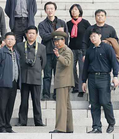 A North Korean soldier guides Chinese tourists at the truce village of Panmunjom in the demilitarized zone separating the two Koreas, November 9, 2004. This week's talks between Japan and North Korea show efforts to hold more six-party talks on the North's nuclear plans are gathering pace and most countries want a meeting before the year ends, South Korea said on Wednesday. [Reuters]