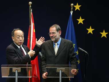 Chinese Foreign Minister Li Zhaoxing (L) addresses a joint news conference with European Union foreign policy chief Javier Solana (R) after a meeting in Brussels March 17, 2005.