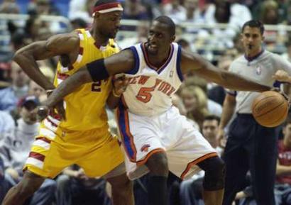 Tim Thomas of the New York Knicks dribbles around LeBron James of the Cleveland Cavaliers during the first quarter of game at Gund Arena in Cleveland, Ohio, April 14, 2005. REUTERS/Ron Kuntz 