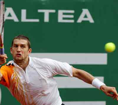 Belarus' Max Mirnyi returns a ball during his victory over Spain's Carlos Moya in a third-round match at the Barcelona Open, Spain April 21, 2005. Mirnyi defeated Moya 6-4 6-4. [Reuters]