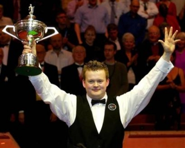 Shaun Murphy celebrates winning the snooker Embassy World Championship against Matthew Stevens at the Crucible Theatre, Sheffield, England Monday May 2, 2005. (AP