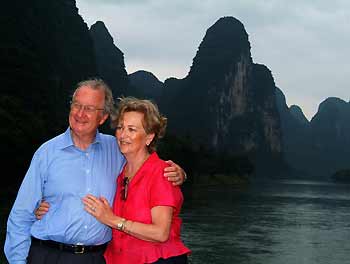 Belgium's King Albert II (L) and Queen Paola pose for a photographer during a boat trip on the Li river which is the connecting waterway between Guilin and Yangshuo June 11, 2005. King Albert and Queen Paola were on an eight-day state visit to China. [Reuters]