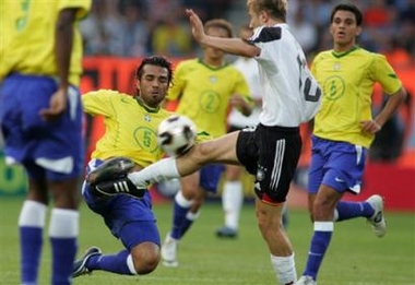 Brazil's Roberto, left, fight for the ball with German Paul Thomik, right, during their quarterfinal World Championships soccer U20 match Germany versus Brazil at the Willem II stadium in Tilburg, southern Netherlands, Tuesday June 24, 2005. (AP 