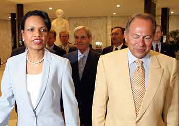 Lebanese President Emile Lahoud walks with U.S. Secretary of State Condoleezza Rice at Baabda palace near Beirut July 22,2005. [Reuters]