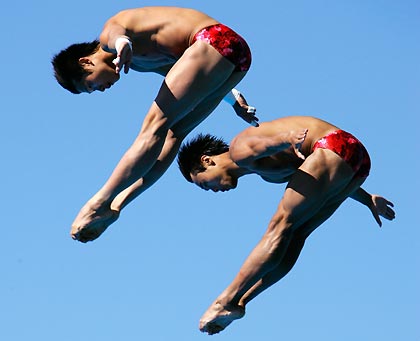 China's Yang Jinghui and Hu Jia dive in the men's 10m synchronized platform event finals at the World Aquatic Championships in Montreal July 24, 2005. China won the silver medal in the event. [Reuters]