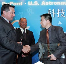 President of the Sino-American Aviation Heritage Foundation Jeffrey Greene (left) presents the Arthur Chen award to China抯 first astronaut Yang Liwei in Beijing yesterday to mark his contribution to the country抯 manned space programme.