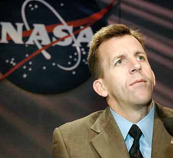 LeRoy Cain, the ascent/descent flight director for Space Shuttle Discovery mission STS114, addresses the media during a status briefing at the Johnson Space Center in Houston August 7, 2005. Discovery astronauts gave their spacecraft a final inspection on Sunday and said they were confident of a safe return to Earth on the first shuttle flight since the 2003 Columbia disaster. [Reuters]