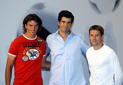 Real Madrid's Francisco Pavon (L) and Michael Owen (R) pose with Spanish director Borja Manso during the premiere of "Real: The Movie" at Real Madrid�s Santiago Bernabeu stadium in Madrid August 25, 2005. 