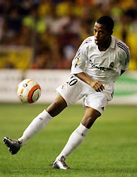 Real Madrid's Robinho controls the ball during their Spanish first division soccer match against Cadiz at the Ramon de Carranza stadium in Cadiz August 28, 2005.