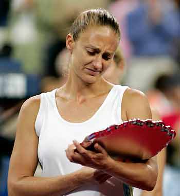 Mary Pierce of France looks at her trophy following her loss to Kim Clijsters of Belgium in the women's final at the U.S. Open tennis tournament in Flushing Meadows, New York, September 10, 2005. Clijsters defeated Pierce 6-3 6-1. [Reuters]