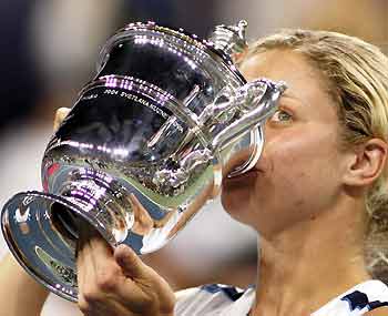 Kim Clijsters of Belgium kisses the women's U.S. Open trophy at the U.S. Open tennis tournament in Flushing Meadows, New York, September 10, 2005. Clijsters defeated Mary Pierce of France 6-3 6-1. [Reuters]