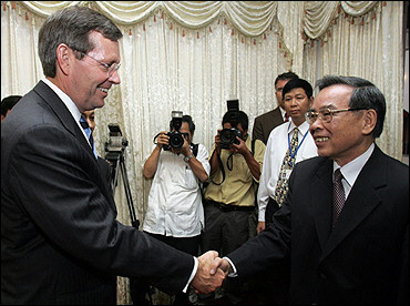 US Secretary of Health and Human Services Michael Leavitt(L) shakes hands with Vietnamese Prime Minister Phan Van Khai in Hanoi. Transparency will be the key in the fight against a possible bird flu pandemic, Leavitt said in Hanoi, calling on all nations to commit to share information about the threat.(AFP