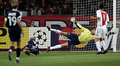 Thun's Mauro Lustrinelli (2nd L) fails to score past Ajax Amsterdam's goalkeeper Maarten Stekelenburg (2nd R) during their Champions League Group B soccer match at the Amsterdam Arena in Amsterdam October 18, 2005.