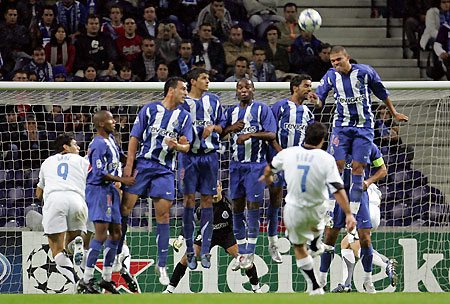 nter Milan's Luis Figo (2nd R) attempts a free kick past Porto's defensive wall during their Champions League Group H soccer match in Porto's Dragon stadium October 19, 2005. 