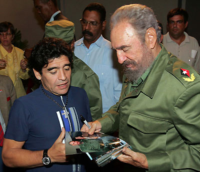 Diego Maradona (L) and Cuban President Fidel Castro smile after appearing together on a live television broadcast in Havana, October 27, 2005. Maradona was in Havana to interview Castro for his weekly television show in Argentina and promised President Castro he would be at the front of an anti-Bush march in Argentina next week.