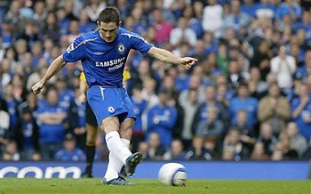 Chelsea's Frank Lampard scores their second goal during the English Premiership League soccer match against Blackburn Rovers at Stamford Bridge, London, Saturday Oct. 29, 2005. Chelsea won the match 4-2. [AP]