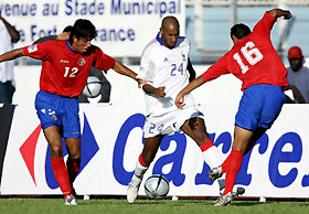  Nicolas Anelka (C) controls the ball between Leonardo Gonzalez Arce (L) and Carlos Hernandez of Costa Rica in the Dillon stadium near Fort de France, Martinique, November 9, 2005.