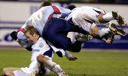 evilla's Kepa (C) collides with Zenit St. Petersburg's Alexander Anyukov (L) and Jan Flachbart during their UEFA Cup Group H soccer match in St. Petersburg November 24, 2005. 